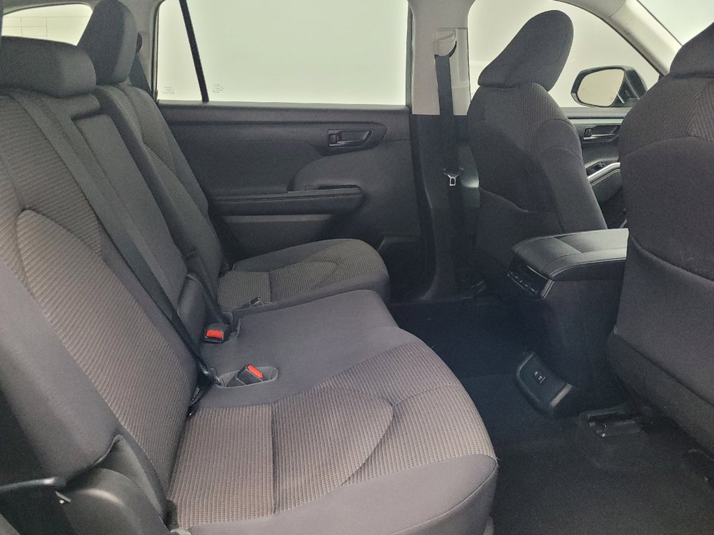 Used 2021 Toyota Highlander LE image 19