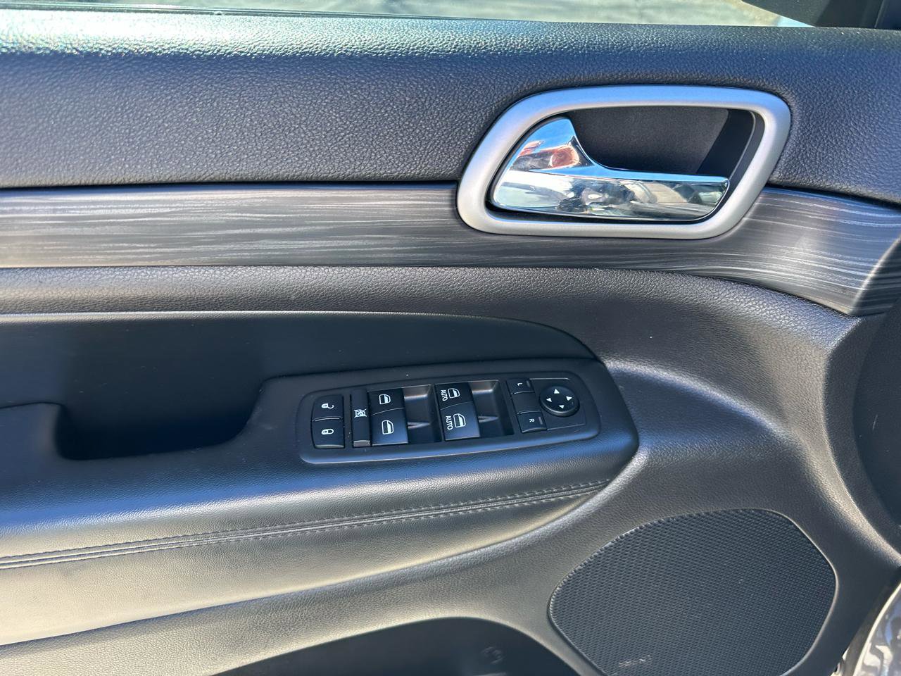 Used 2019 Jeep Grand Cherokee Altitude AWD/4WD image 9