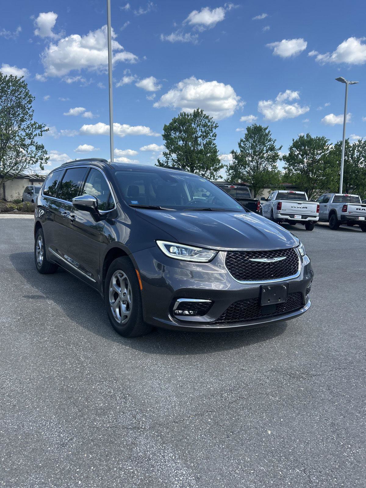 Used 2023 Chrysler Pacifica Limited image 1