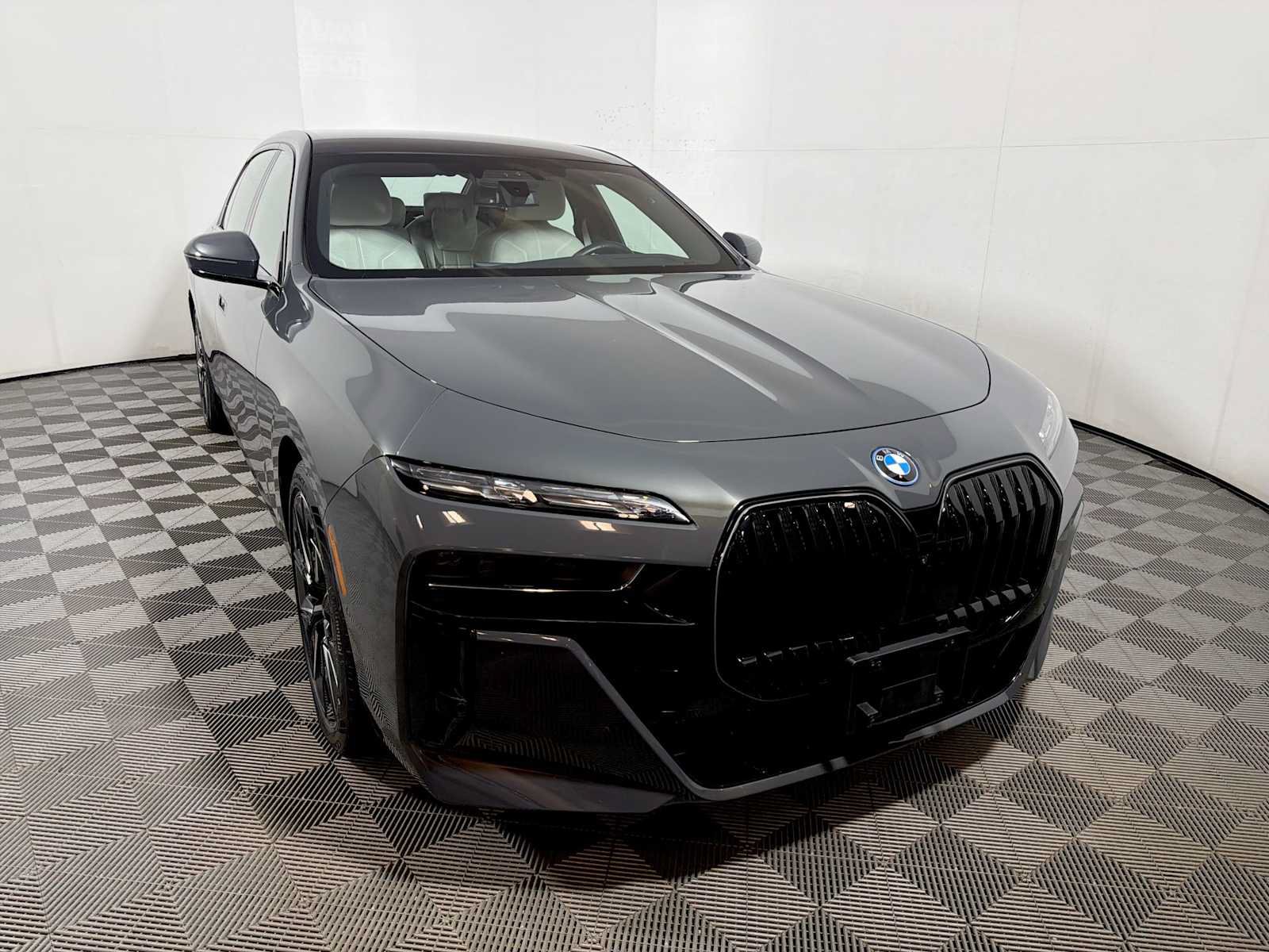 Used 2026 BMW i7 xDrive60 AWD/4WD image 2