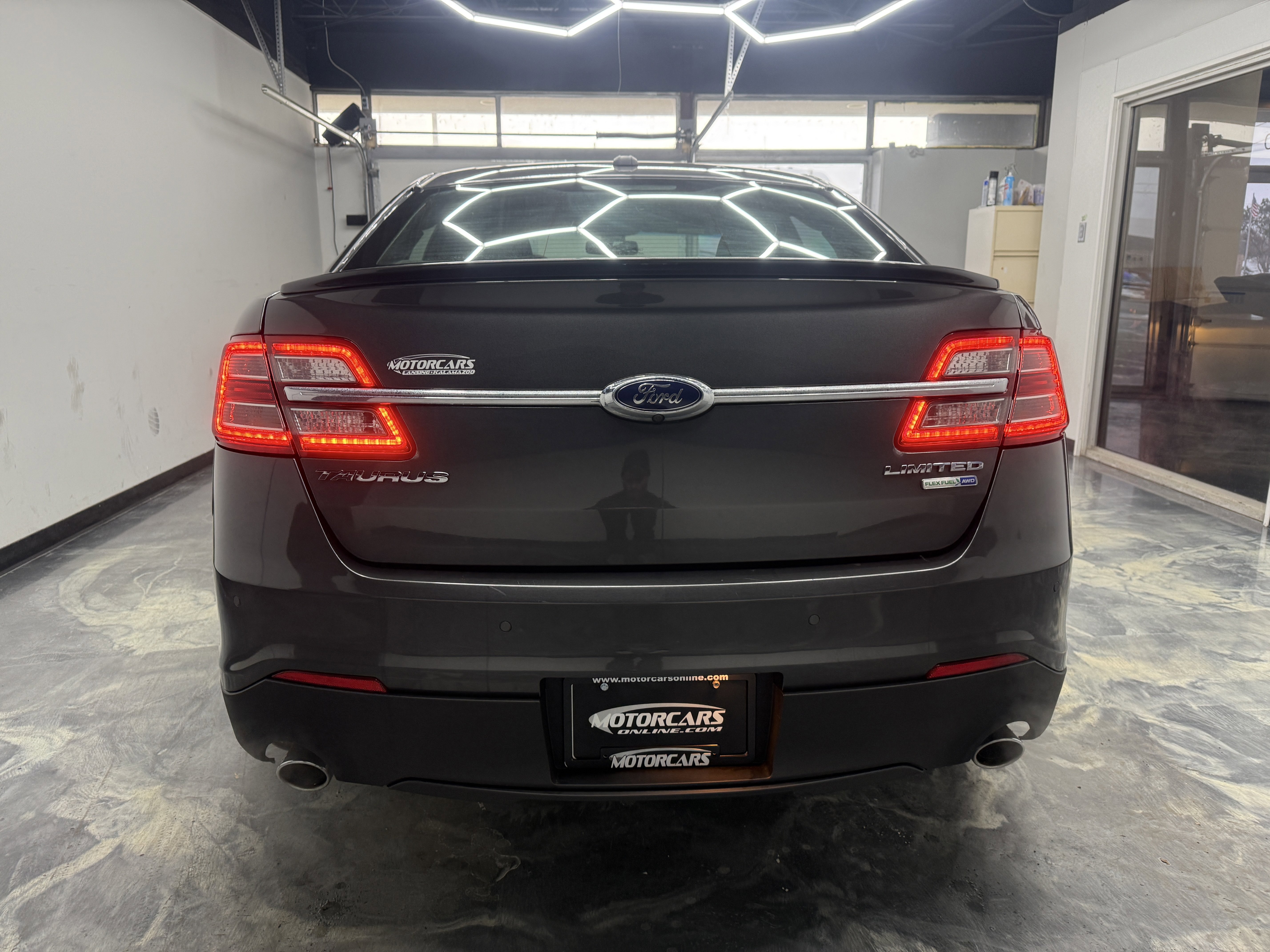 Used 2017 Ford Taurus Limited image 4