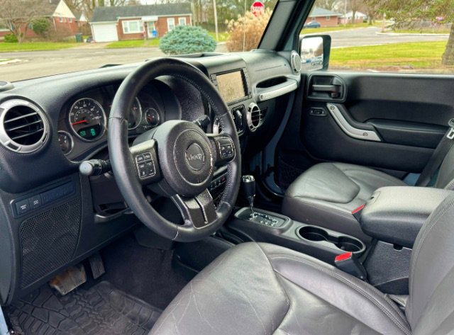 Used 2015 Jeep Wrangler Unlimited Rubicon w/ Connectivity Group image 22