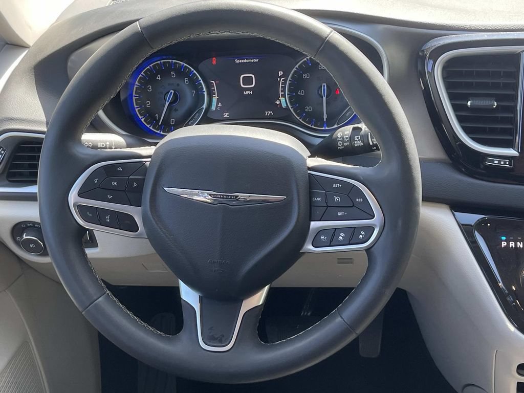 Used 2024 Chrysler Pacifica Touring-L FWD image 8