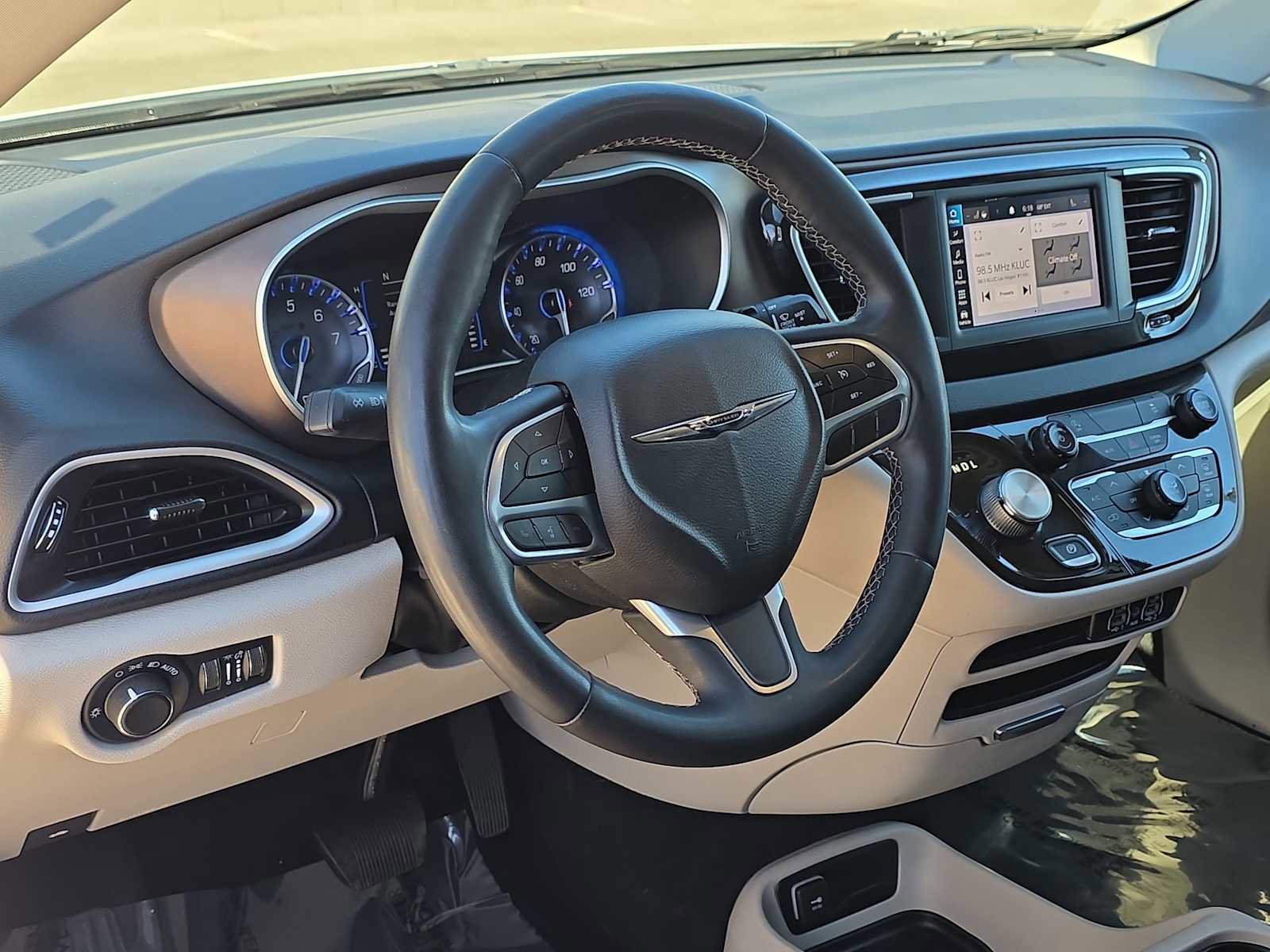 Used 2022 Chrysler Voyager LX video 2