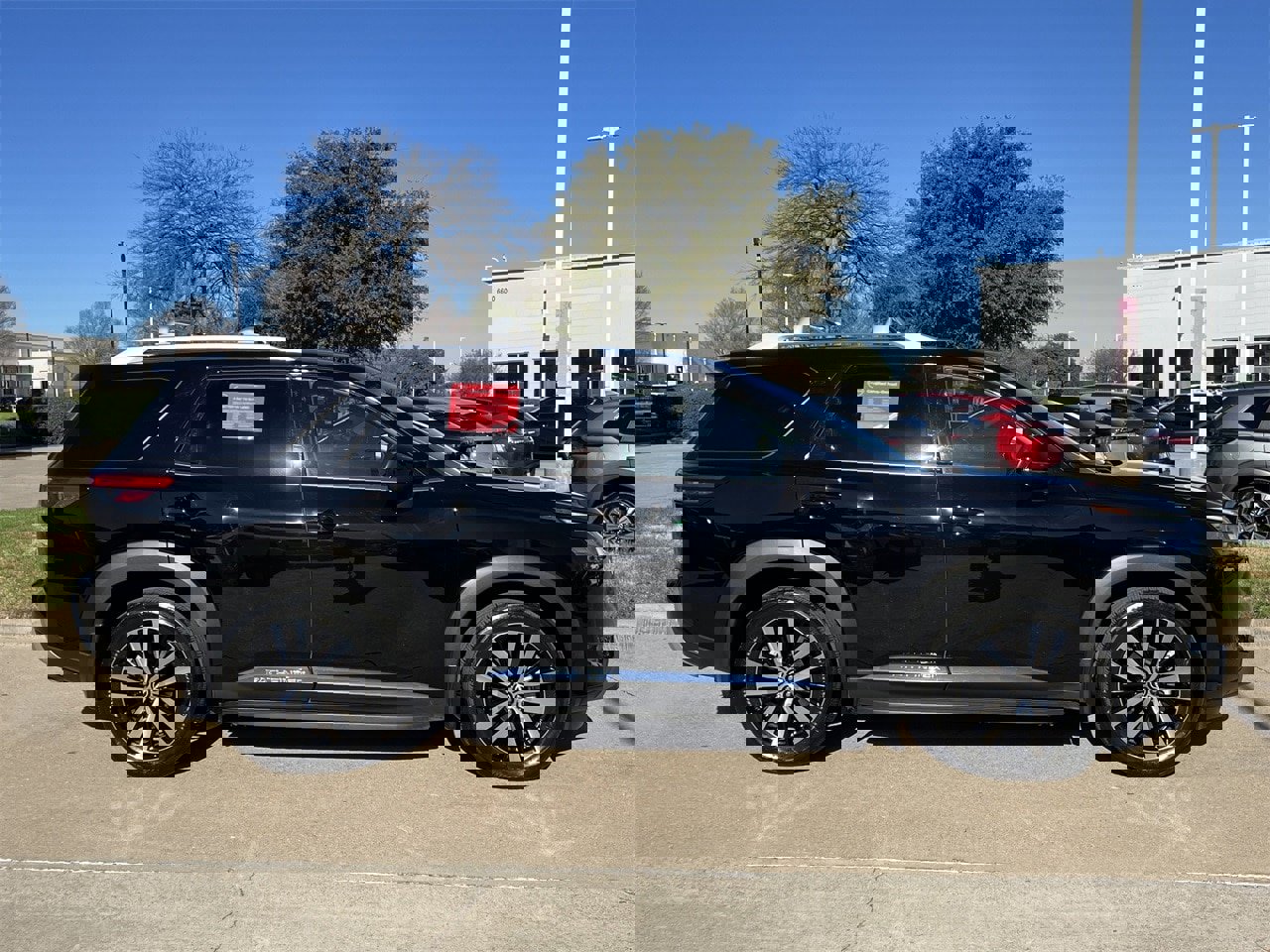 Certified 2023 Nissan Pathfinder Platinum image 3