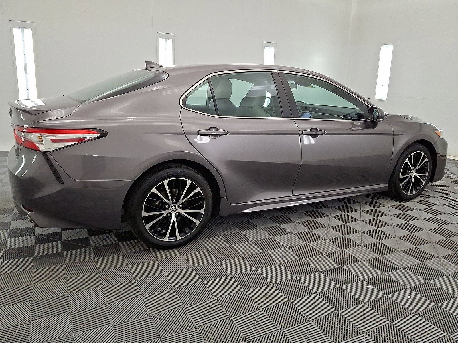 Used 2020 Toyota Camry SE w/ Cold Weather Package AWD/4WD image 18