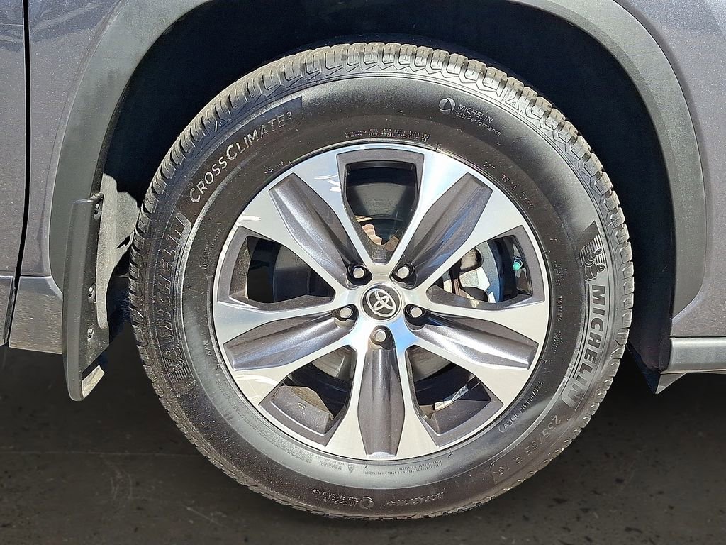 Used 2020 Toyota Highlander XLE image 9