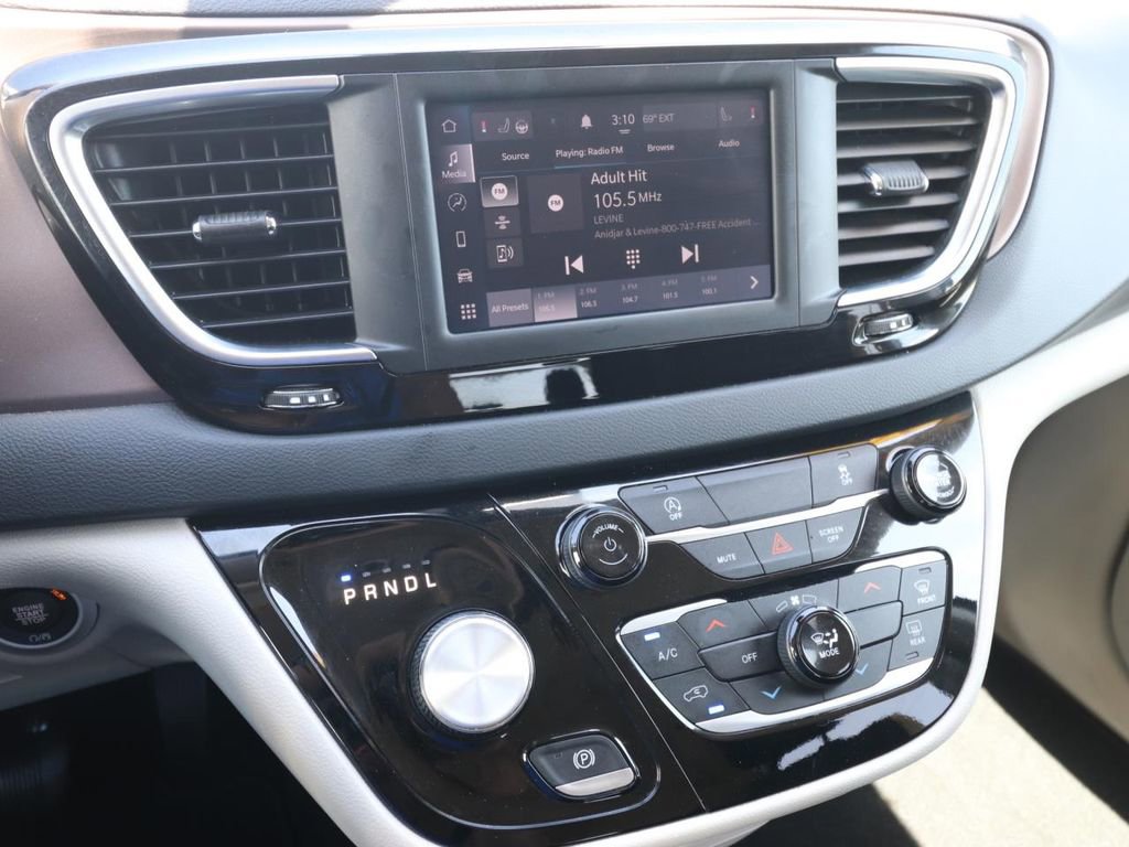 Used 2023 Chrysler Voyager LX image 18