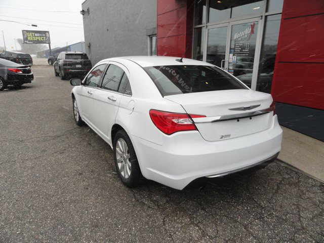 Used 2013 Chrysler 200 Limited image 3