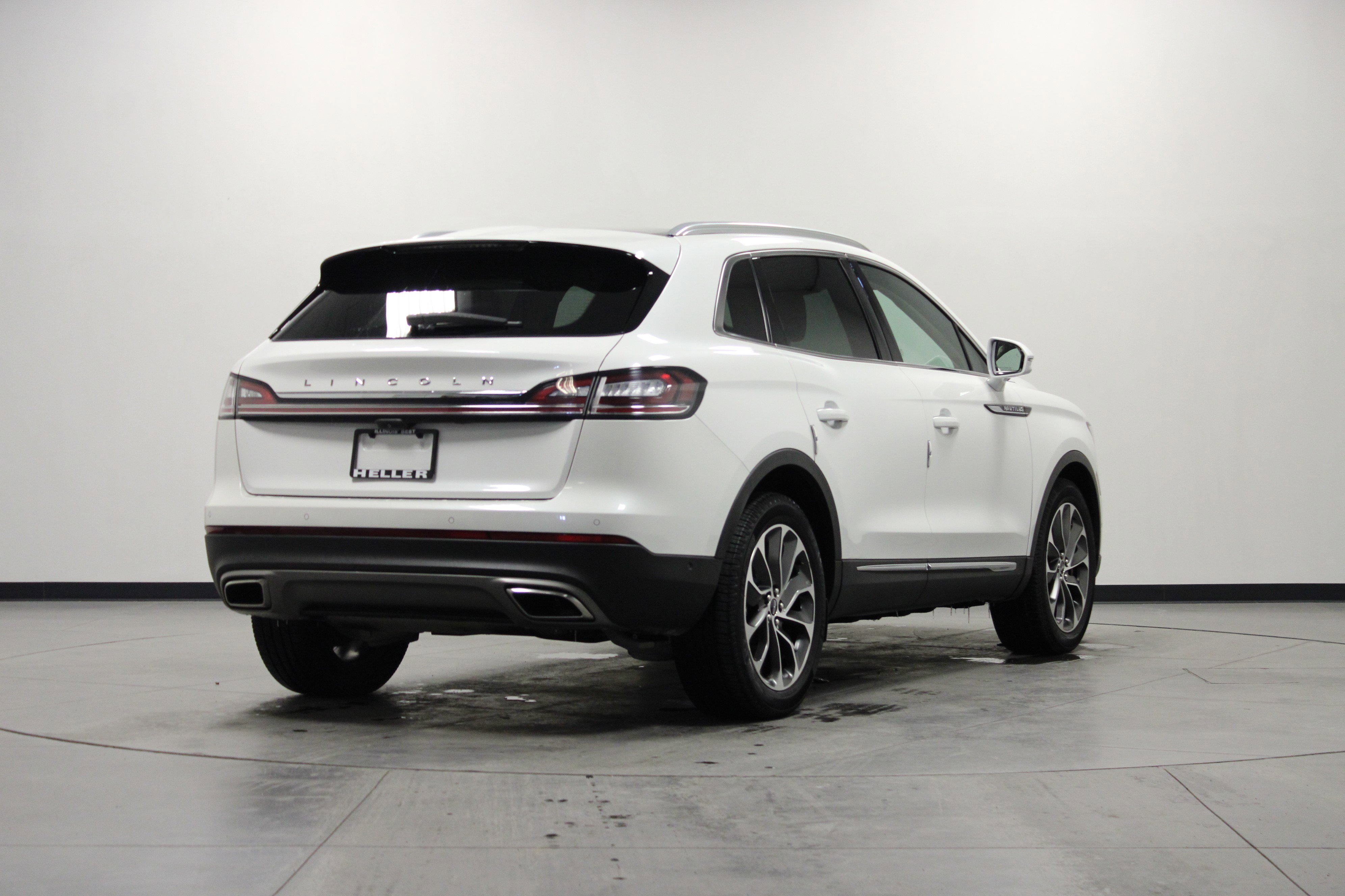 Used 2021 Lincoln Nautilus Reserve w/ Equipment Group 201A image 4