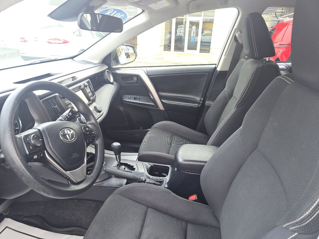 Used 2018 Toyota RAV4 LE image 19