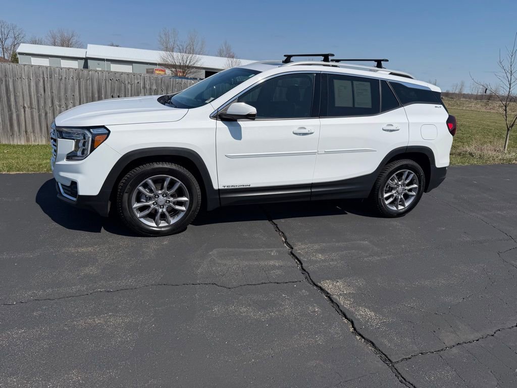 Used 2022 GMC Terrain SLT w/ Infotainment Package II image 2