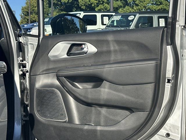 New 2026 Chrysler Pacifica Limited image 14