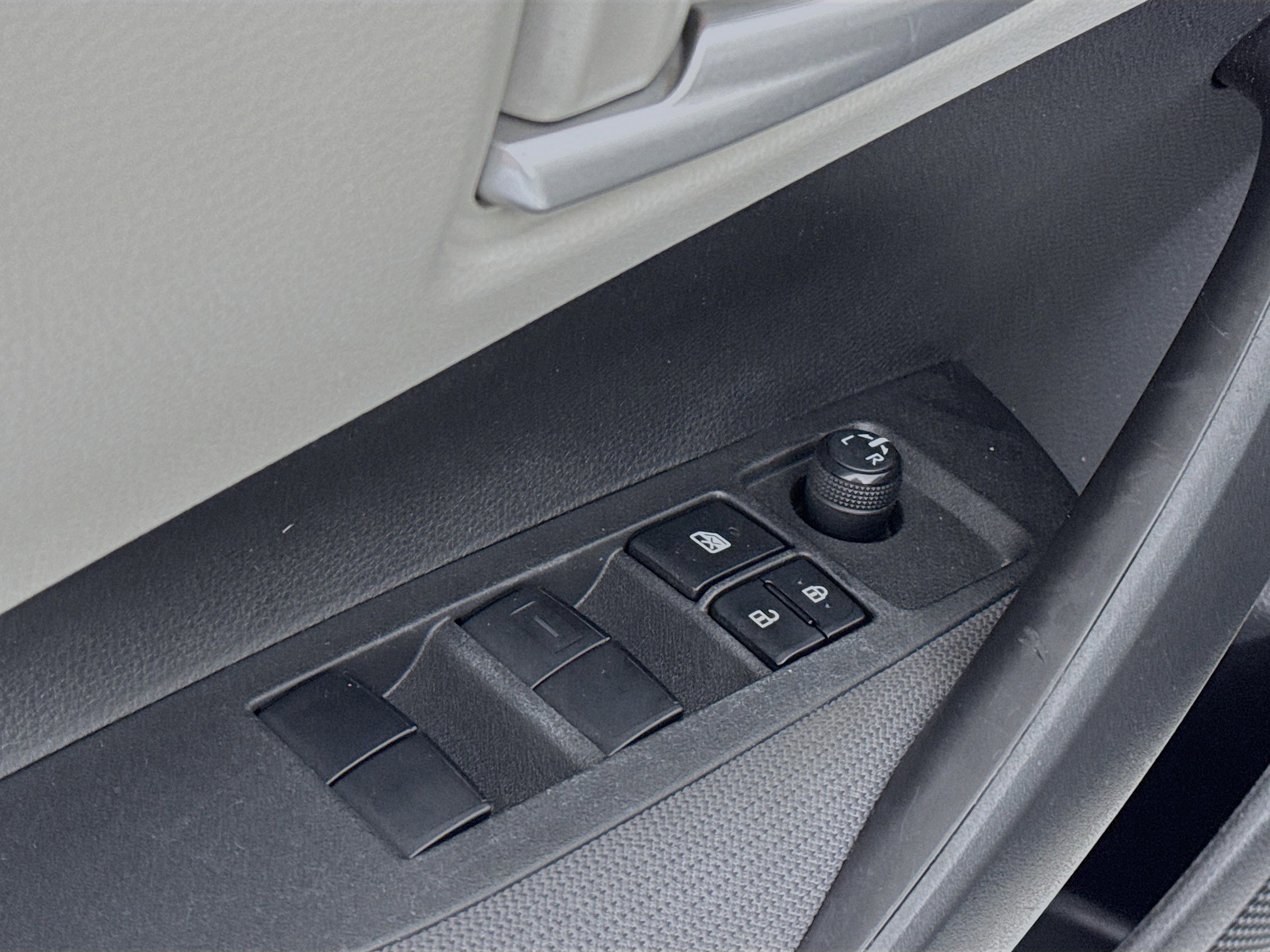 Used 2021 Toyota Corolla LE w/ LE Convenience Package image 17