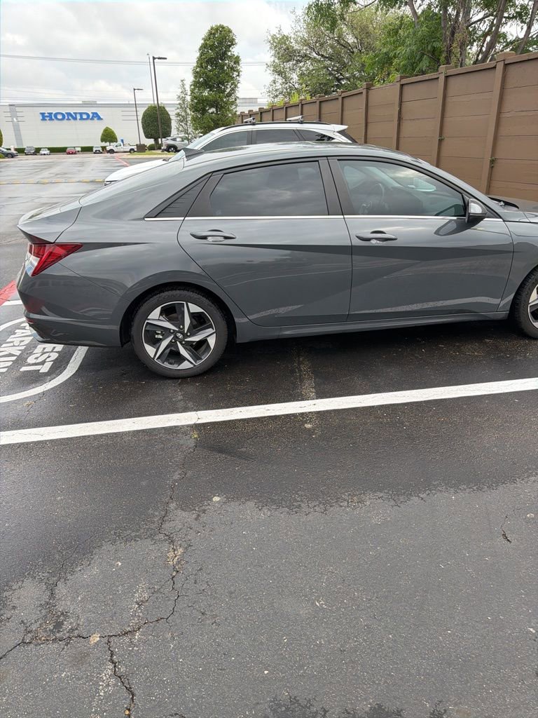 Certified 2023 Hyundai Elantra Limited w/ Preferred Accessory Package image 8