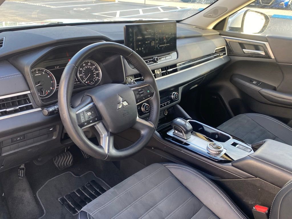 Used 2025 Mitsubishi Outlander SE FWD image 14