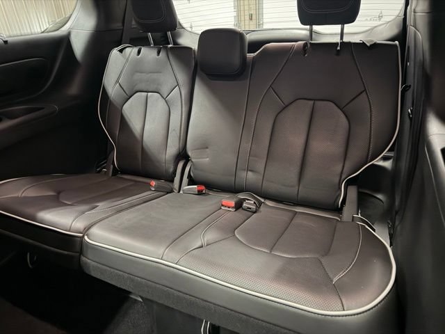 Used 2025 Chrysler Pacifica Limited AWD/4WD image 21