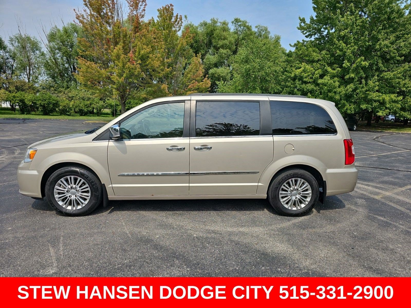 Used 2016 Chrysler Town & Country Touring-L w/ Driver Convenience Group FWD image 1