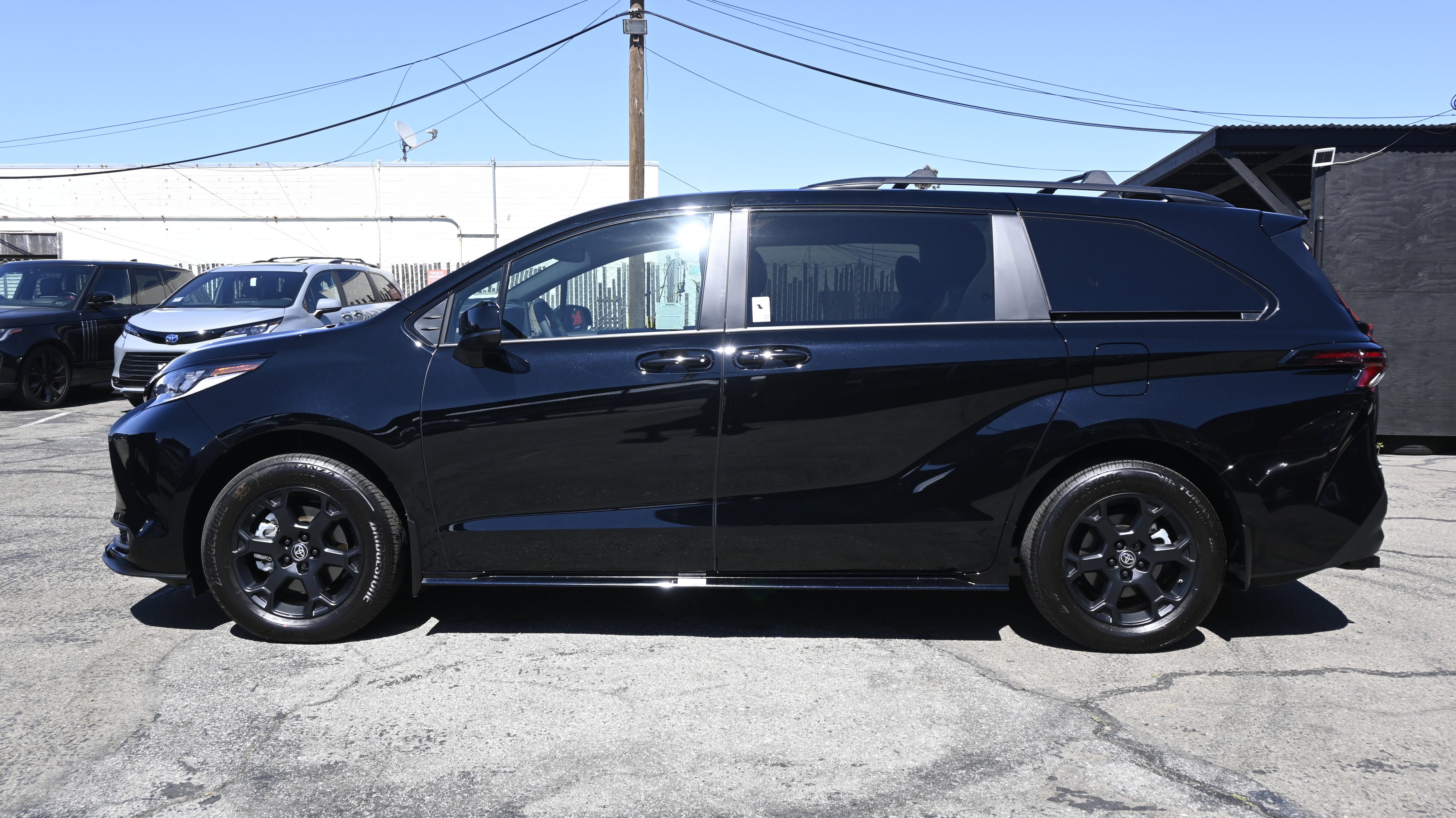 Used 2025 Toyota Sienna XLE Woodland Edition image 2