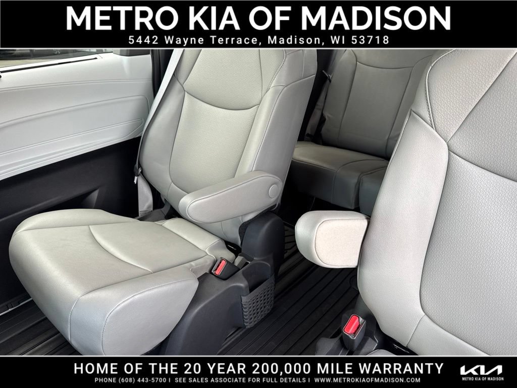 Used 2025 Toyota Sienna XLE AWD/4WD image 40
