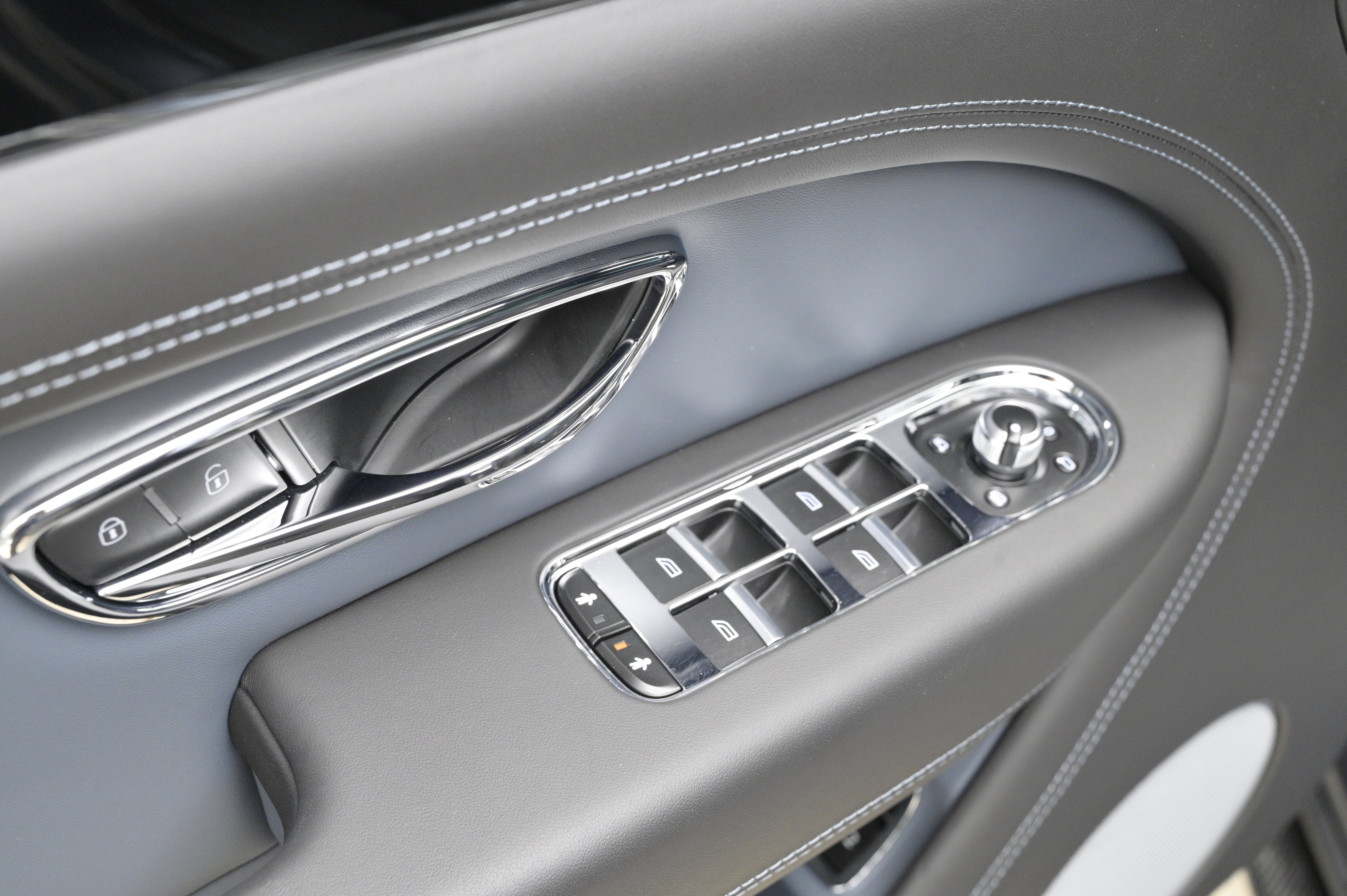 Used 2021 Bentley Bentayga AWD/4WD image 18