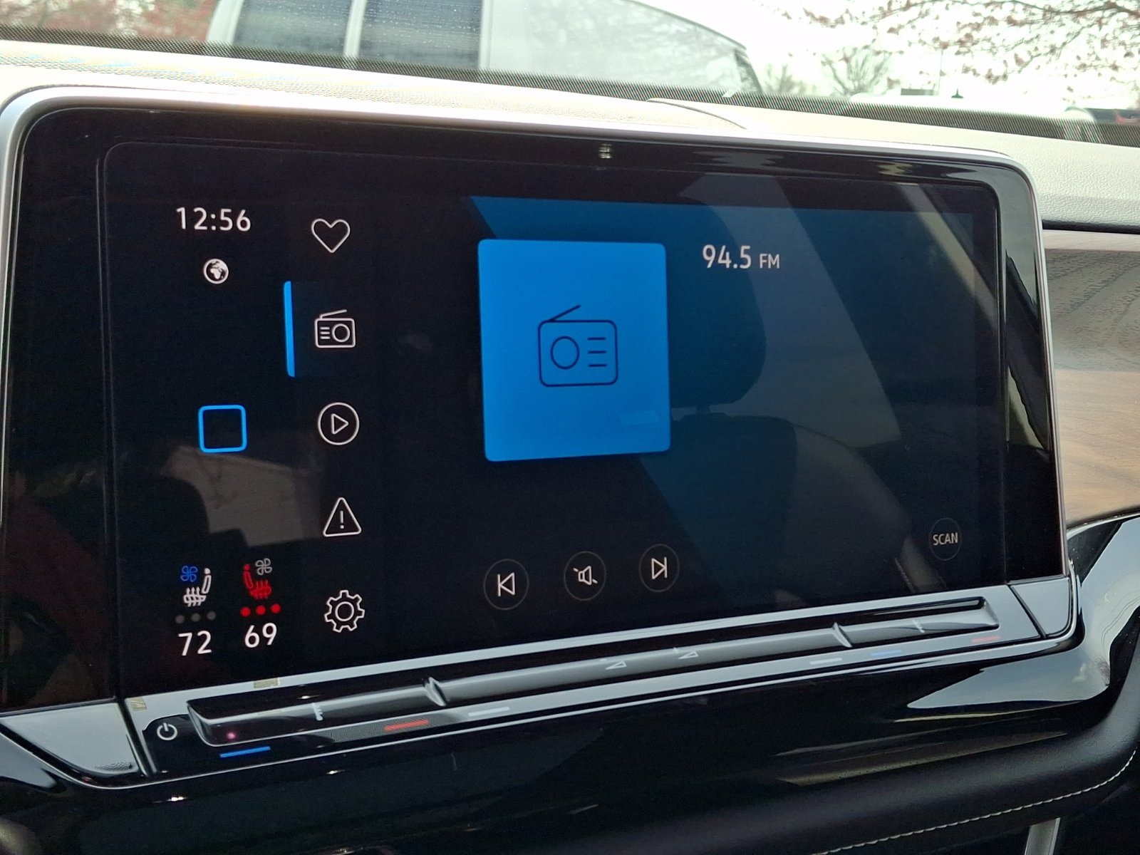 Certified 2024 Volkswagen Atlas SE image 18