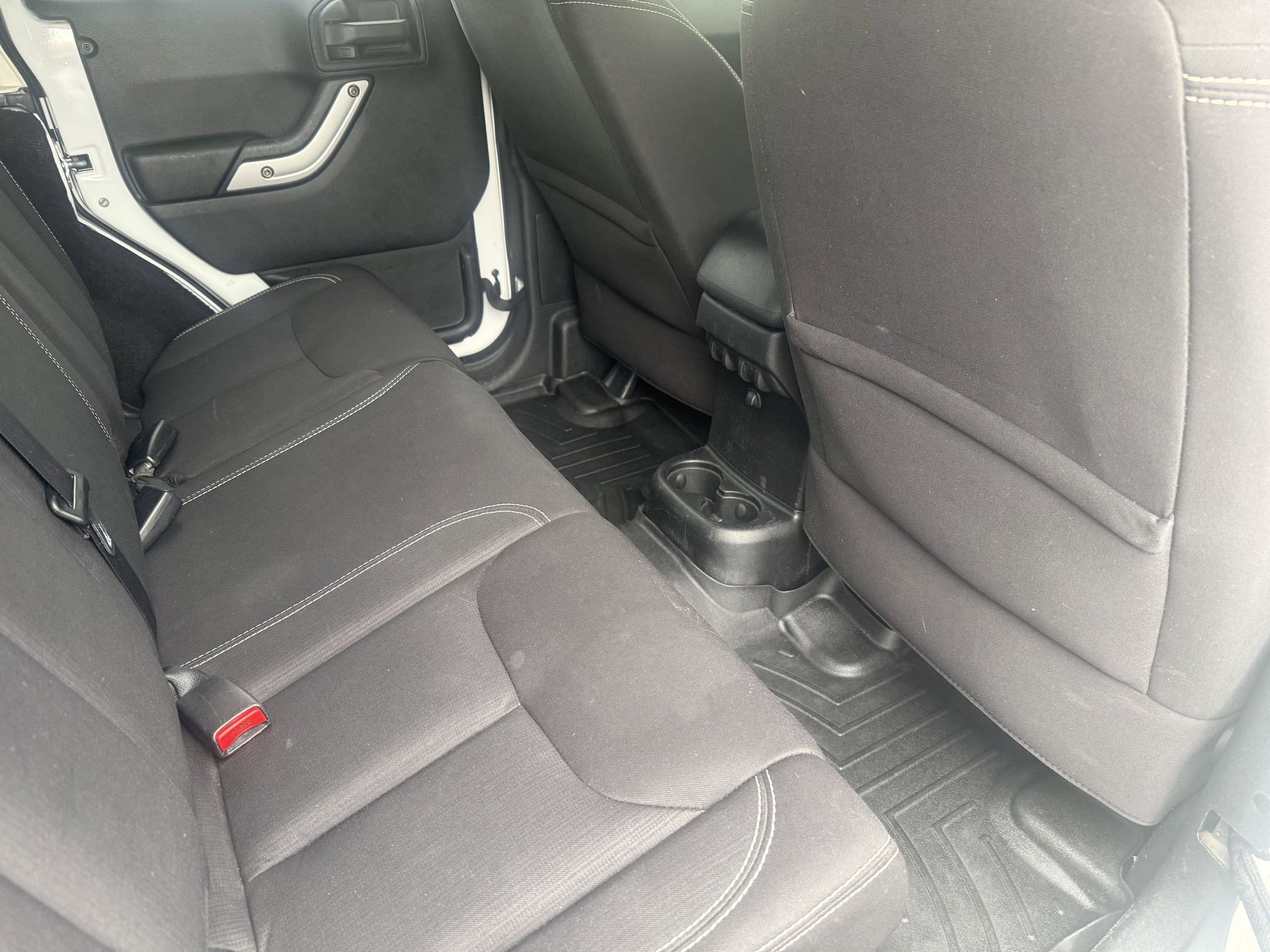 Used 2013 Jeep Wrangler Unlimited Sahara image 34