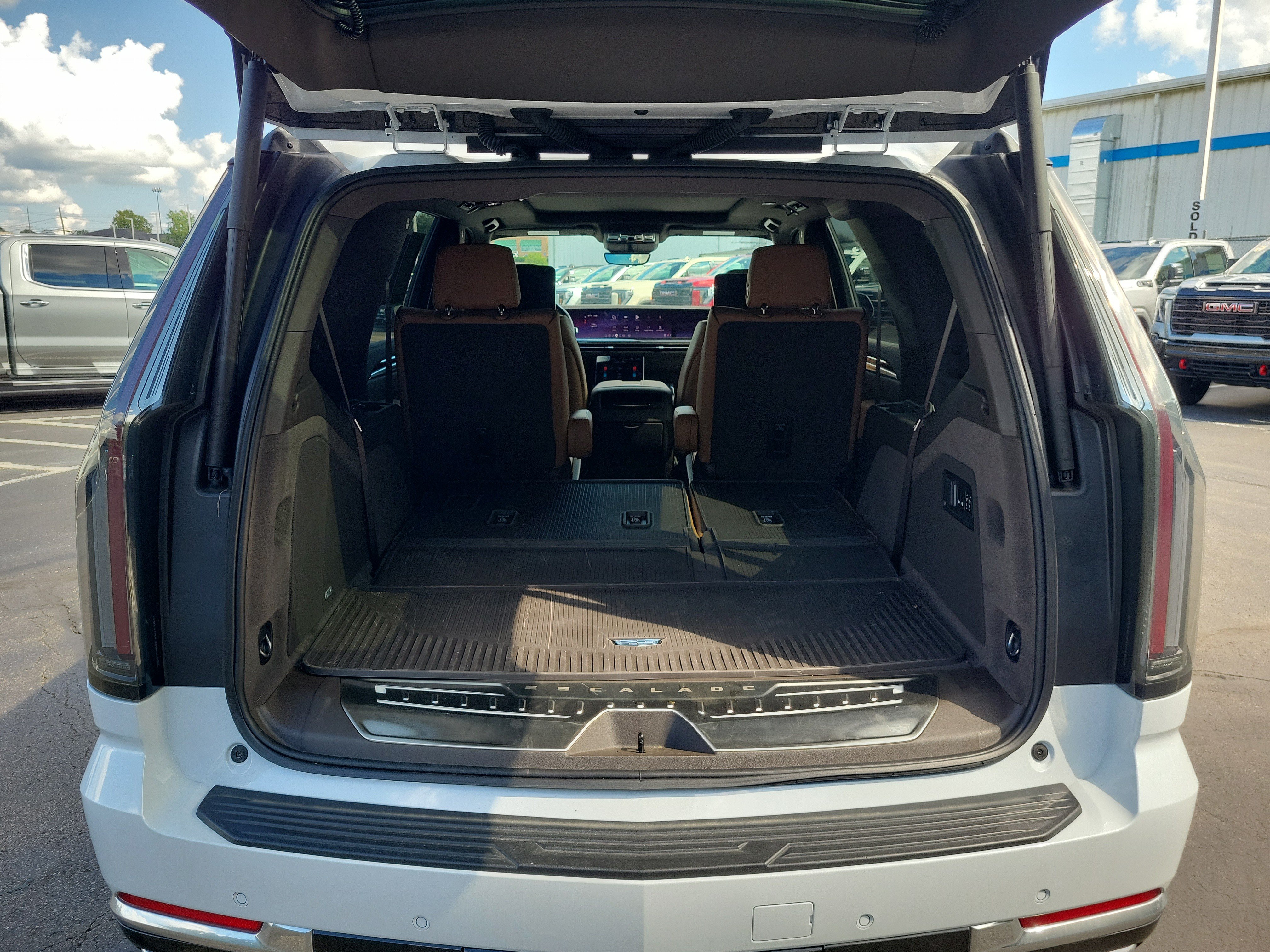 Used 2026 Cadillac Escalade Luxury w/ Touring Package AWD/4WD image 8