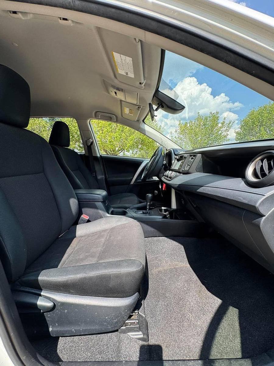 Used 2018 Toyota RAV4 LE FWD image 15