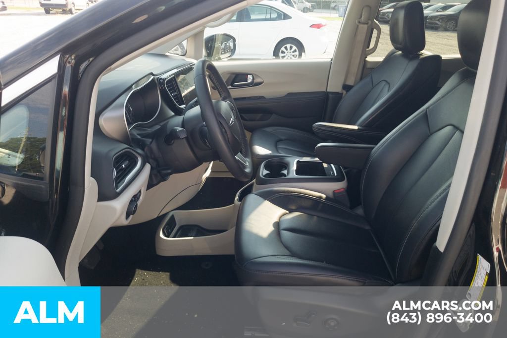 Used 2024 Chrysler Pacifica Touring-L FWD image 6