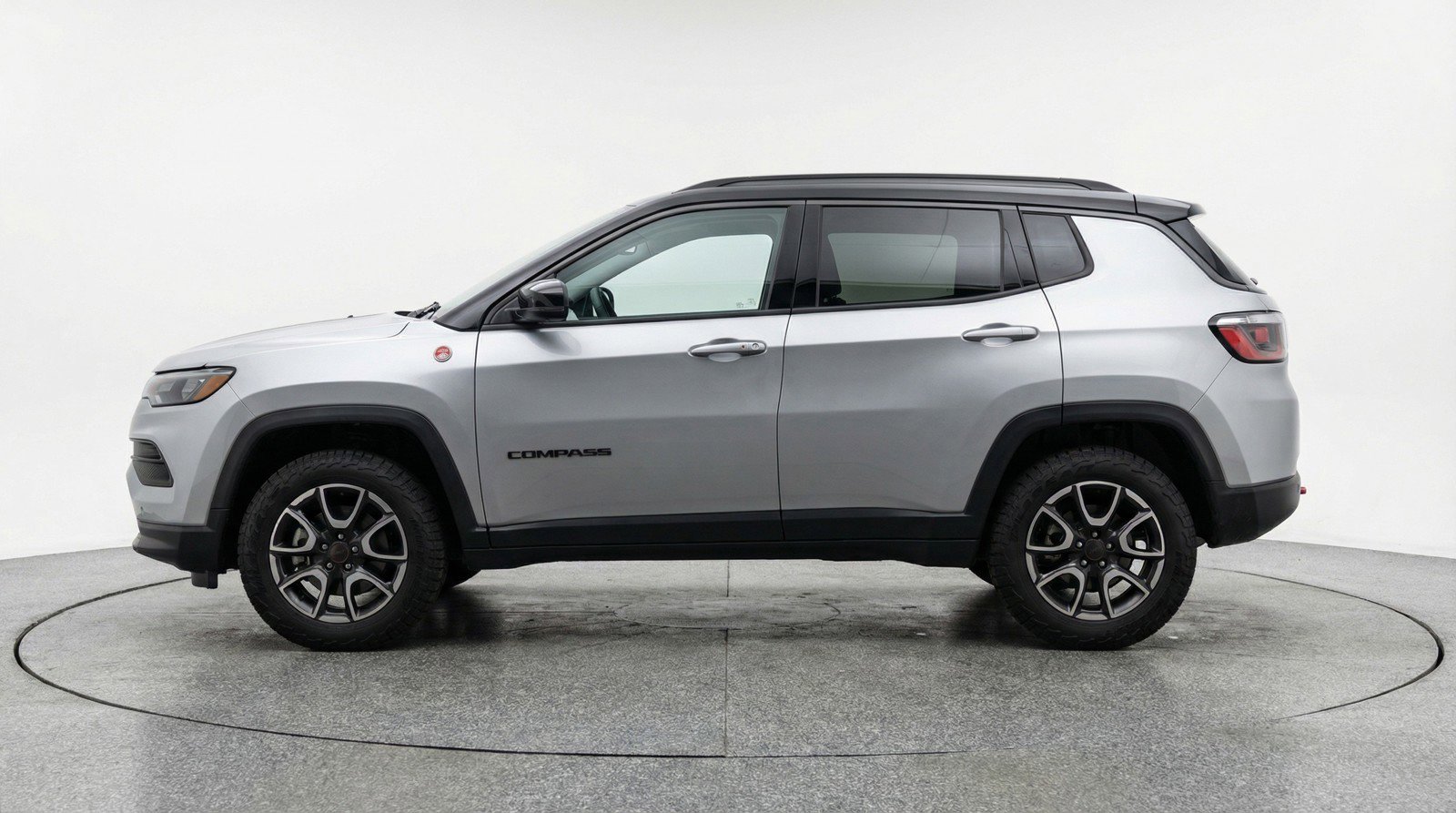 Used 2025 Jeep Compass Trailhawk image 5
