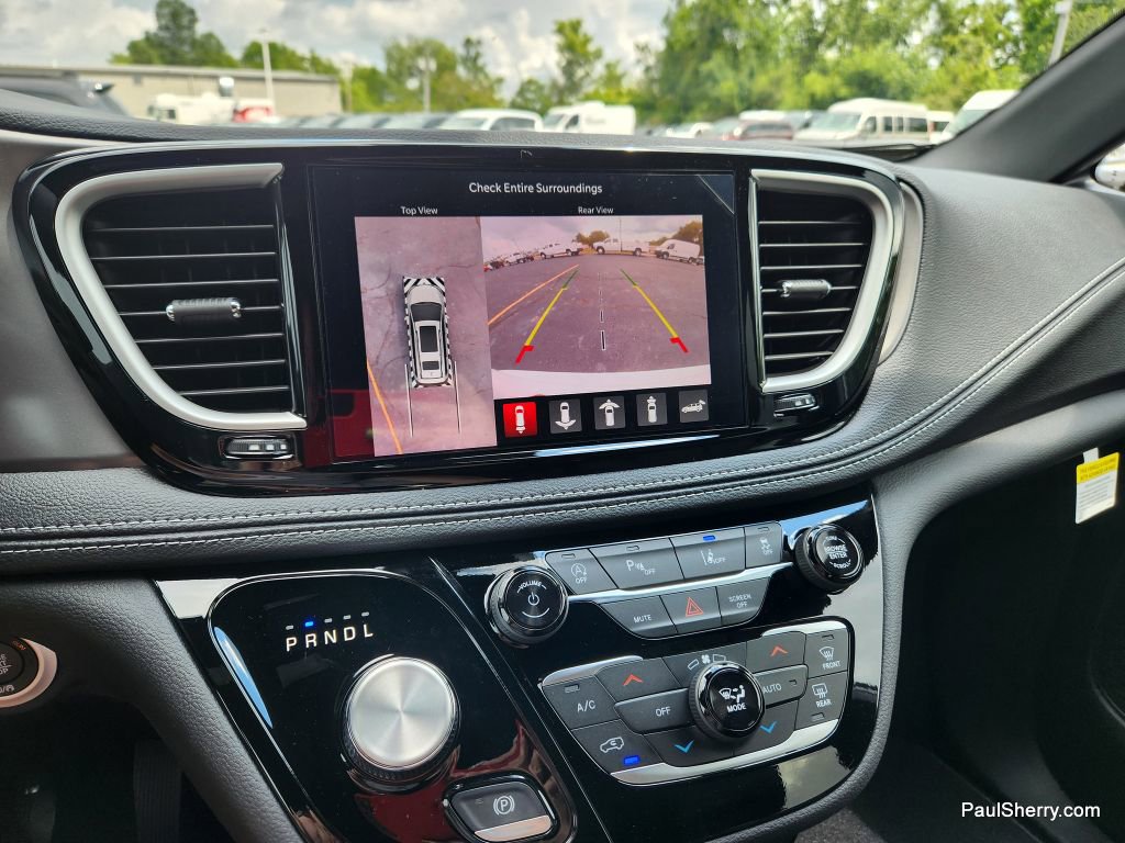 New 2026 Chrysler Pacifica Select image 4