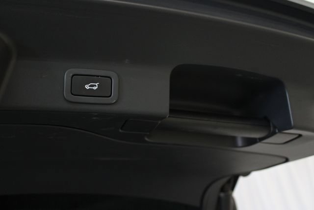 Used 2022 Jaguar F-PACE SVR AWD/4WD image 38