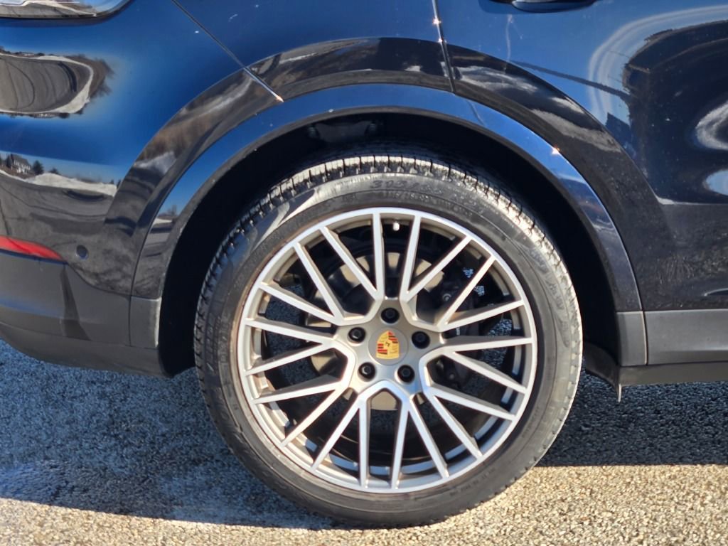 Certified 2023 Porsche Cayenne Platinum Edition image 11