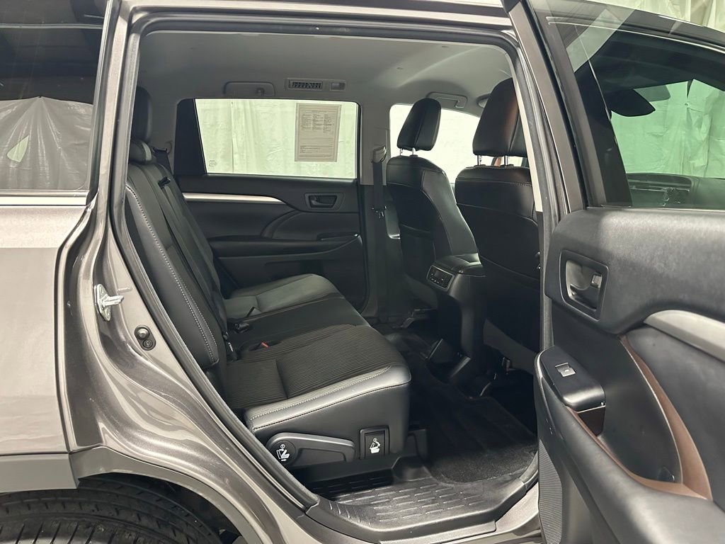 Used 2018 Toyota Highlander Plus w/ Carpet Mat Package (TMS) AWD/4WD image 47