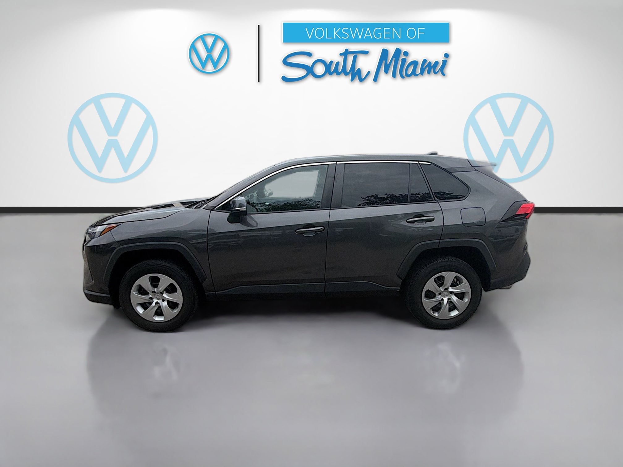 Used 2023 Toyota RAV4 LE AWD/4WD image 4