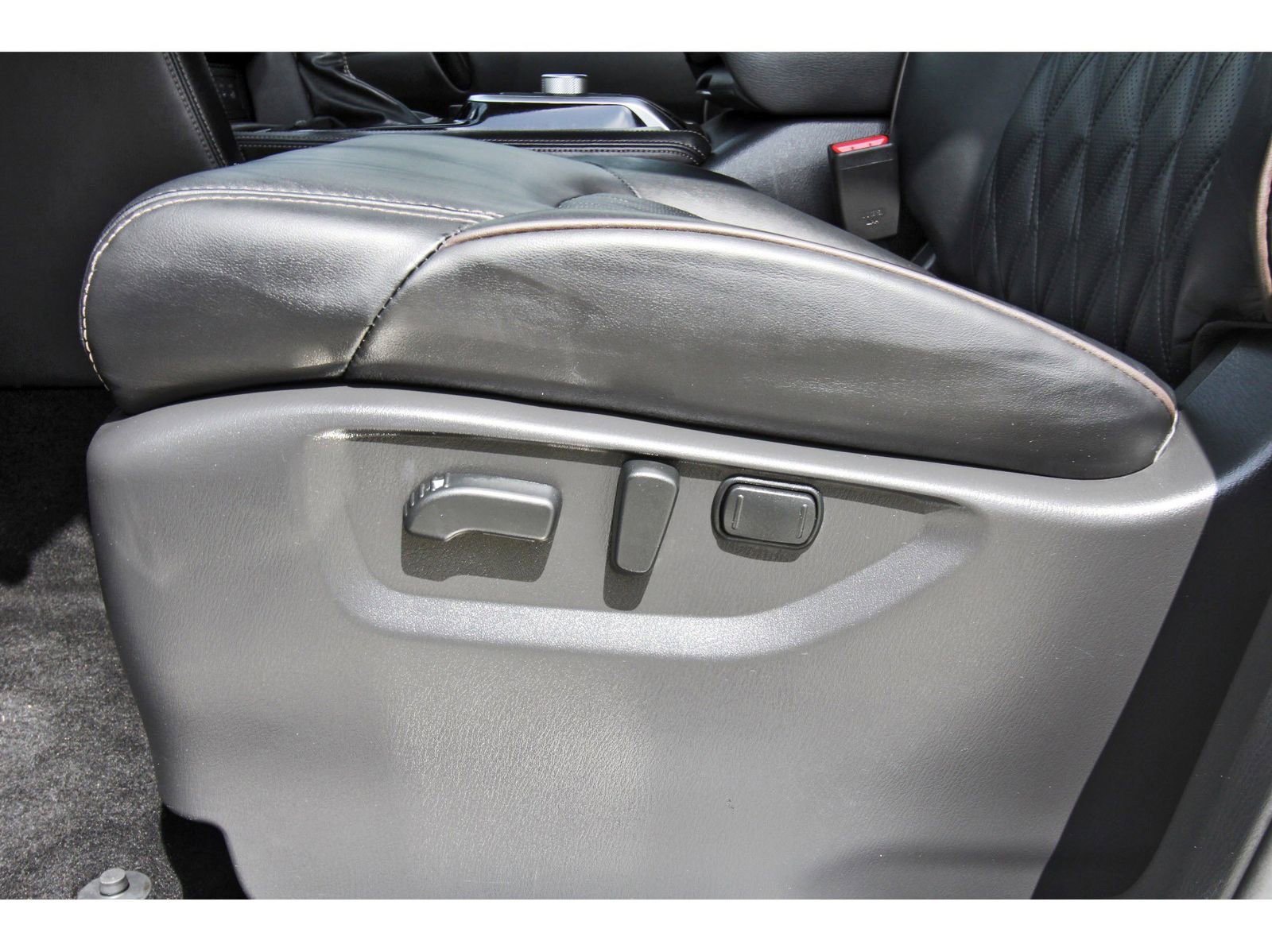 Used 2022 Nissan Armada Platinum w/ Captain's Chairs Package RWD image 34