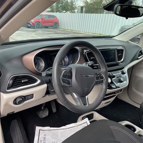 Used 2023 Chrysler Voyager LX image 7