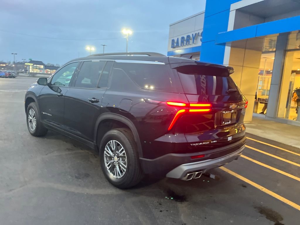 Used 2025 Chevrolet Traverse LT image 2