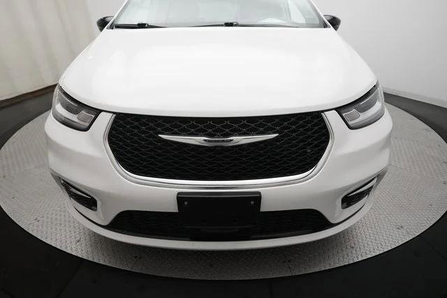 Certified 2024 Chrysler Pacifica Touring-L image 21