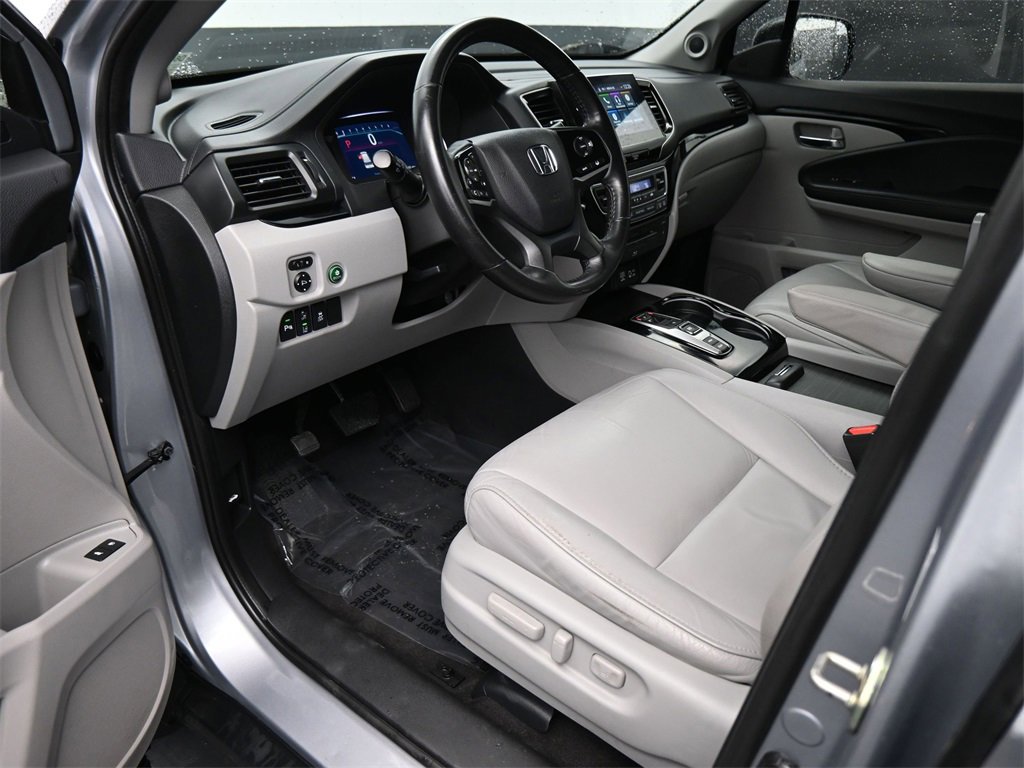 Used 2020 Honda Pilot Touring image 2