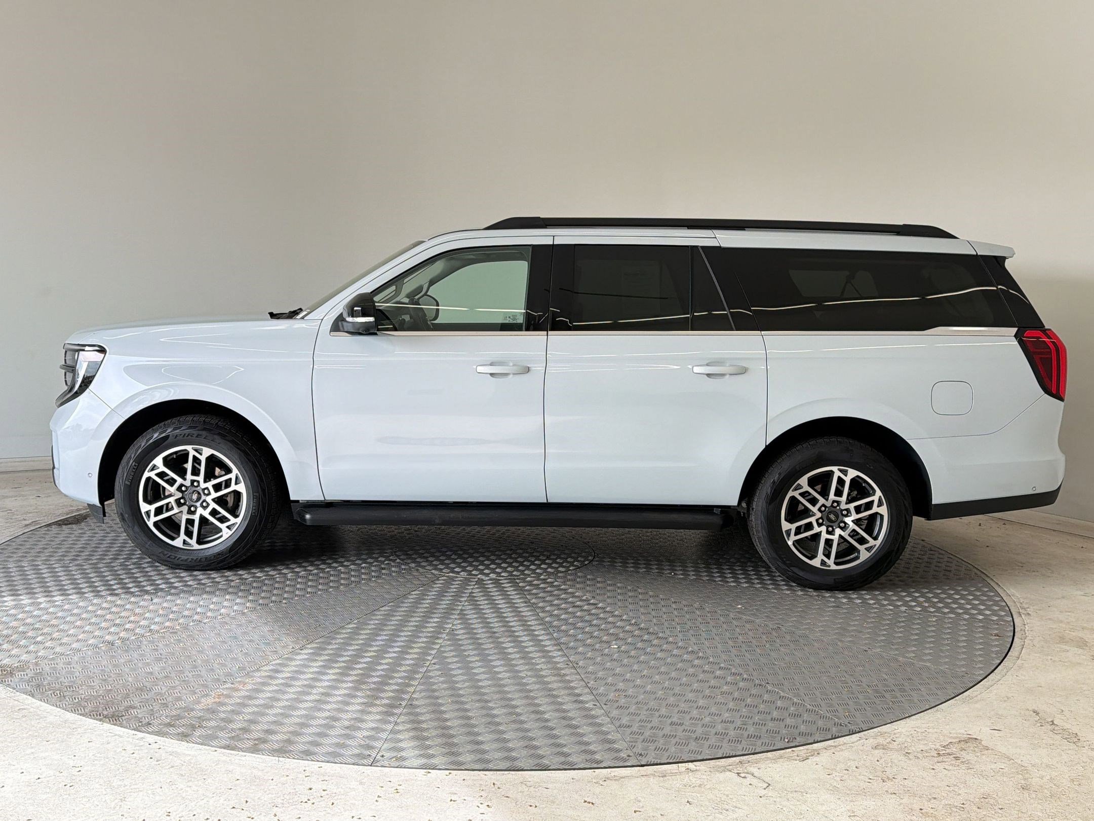 Used 2025 Ford Expedition Max Active AWD/4WD image 2