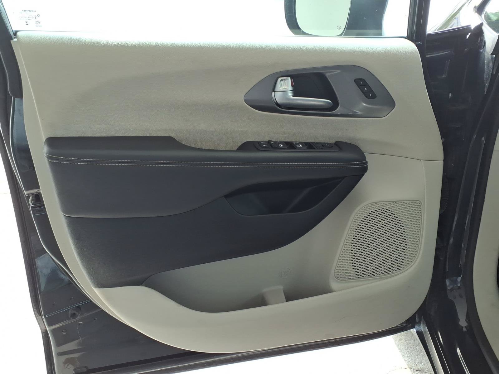 Used 2023 Chrysler Pacifica Touring-L FWD image 5