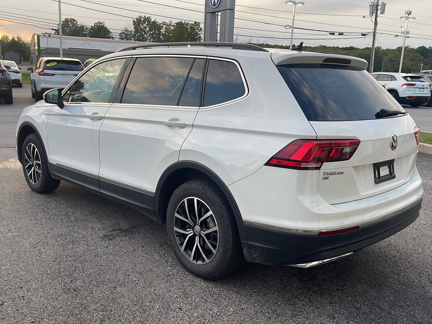 Used 2021 Volkswagen Tiguan SE w/ Panoramic Sunroof Package AWD/4WD image 3