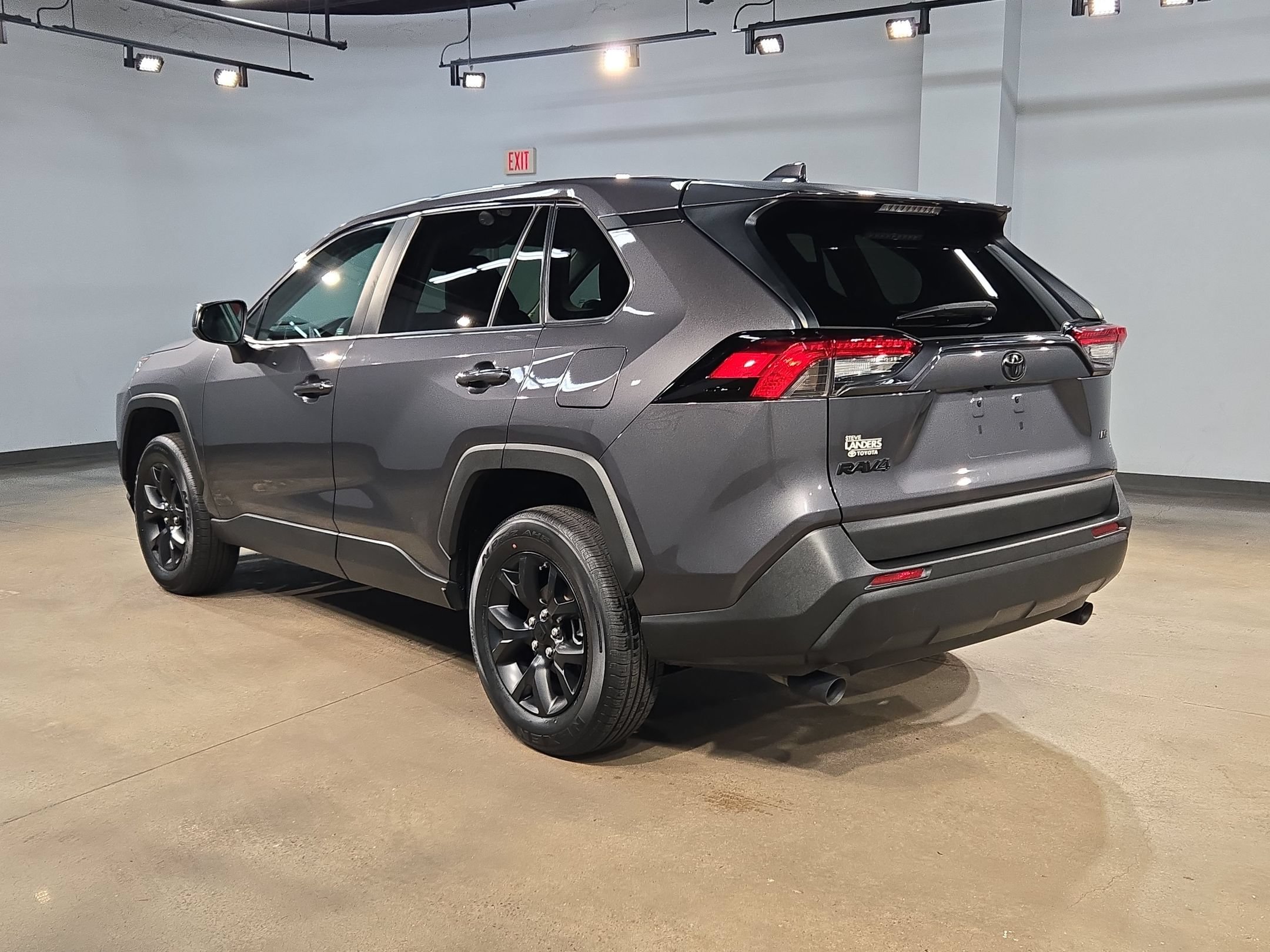 Used 2022 Toyota RAV4 LE FWD image 5