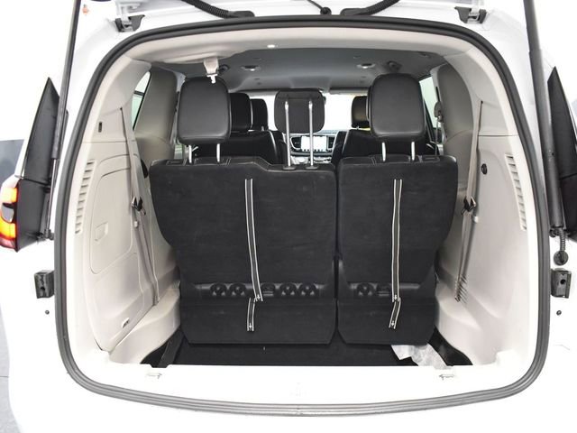 Used 2024 Chrysler Pacifica Select image 42