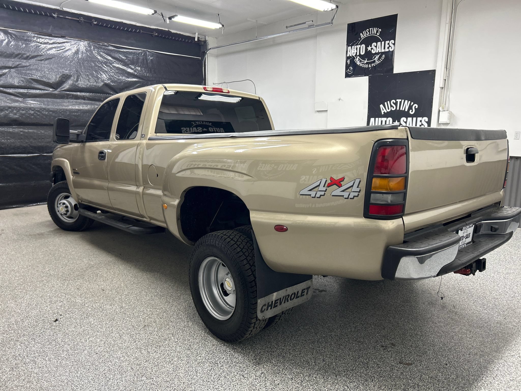 Used 2005 Chevrolet Silverado 3500 LS w/ Heavy-Duty Power Package AWD/4WD image 4