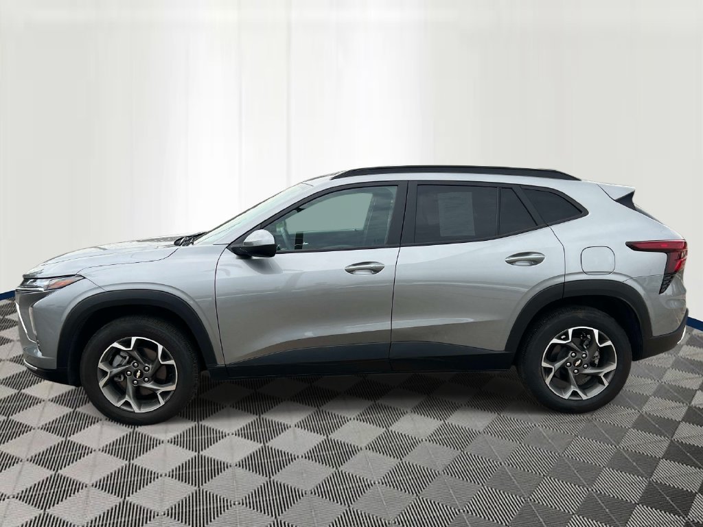 Used 2024 Chevrolet Trax LT w/ Driver Confidence Package FWD image 2