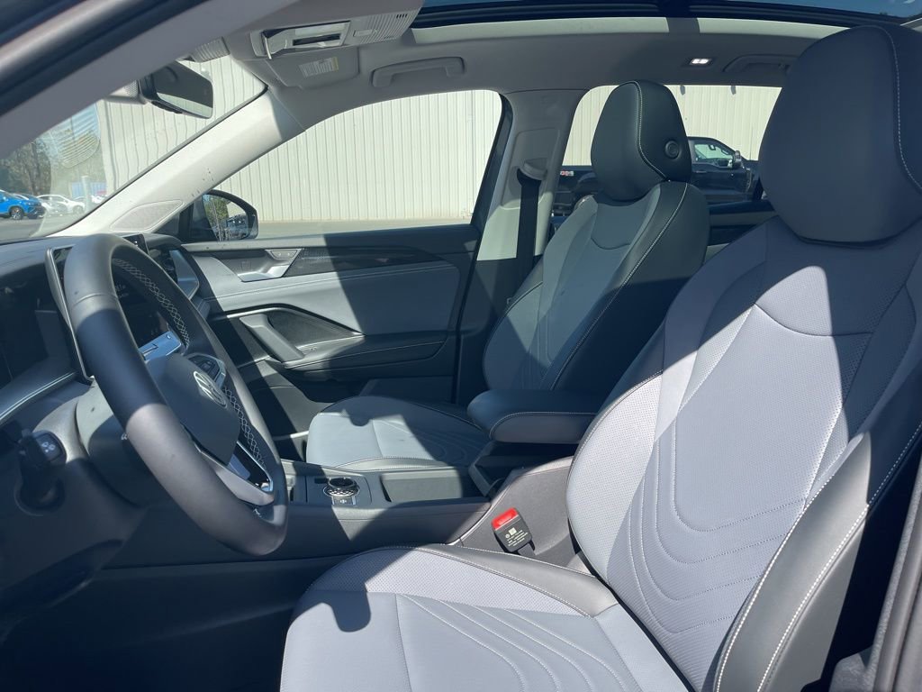 New 2026 Volkswagen Tiguan SE FWD image 16