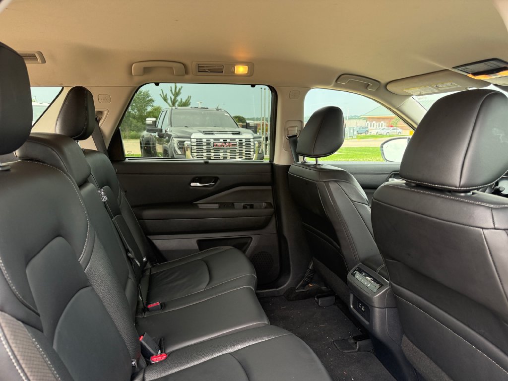 Used 2025 Nissan Pathfinder SL AWD/4WD image 40